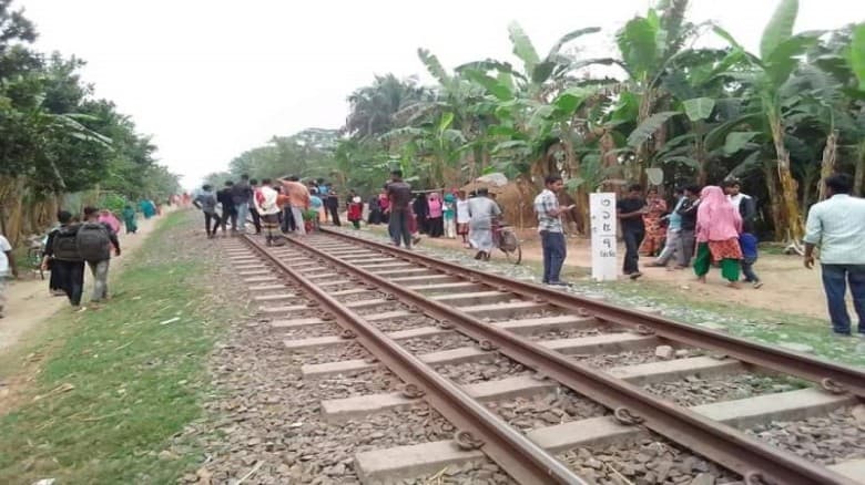 ট্রেনের ধাক্কায় আক্কেলপুরে অজ্ঞাত নারী গুরুতর আহত