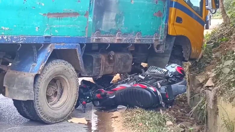 বান্দরবানে ট্রাক–মোটরসাইকেল মুখোমুখি সংঘর্ষ, বাইক চালক গুরুতর আহত