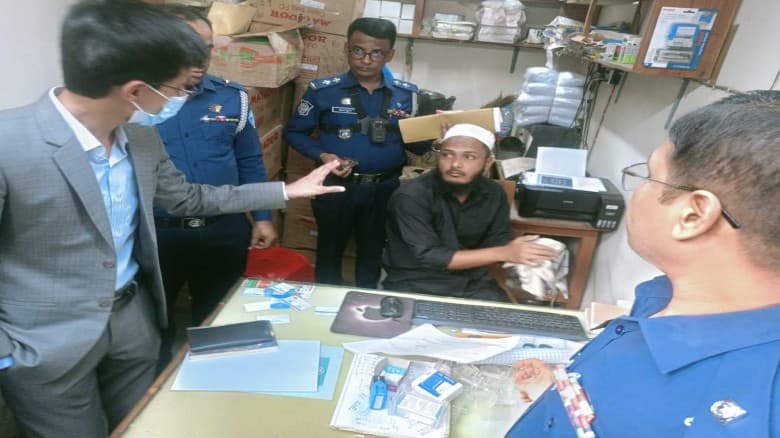 লক্ষ্মীপুরে ভোটের ৬টি সীলসহ ব্যবসায়ী আটক