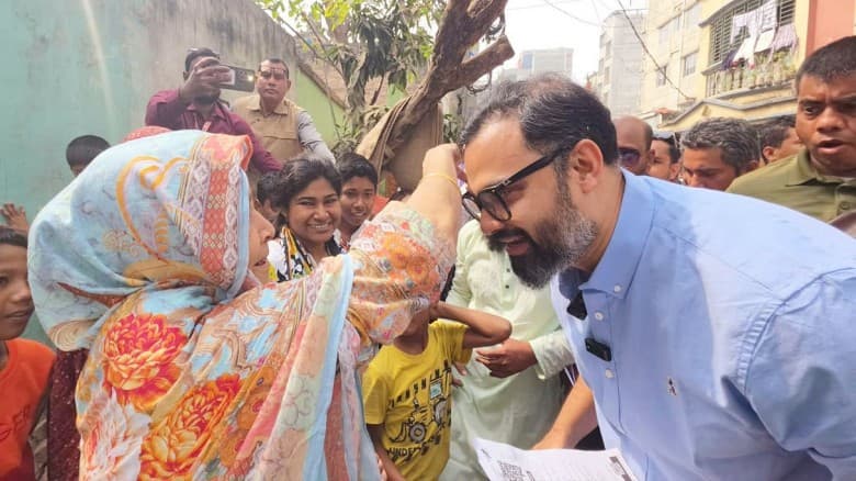 ভোটারদের প্রভাবিত করতে উপহার বিতরণের অভিযোগ আমিনুল হকের