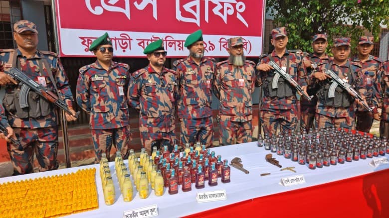 ফুলবাড়ী সীমান্তবর্তী এলাকা থেকে বিদেশি পিস্তল ও মাদকদ্রব্য উদ্ধার  বিজিবির