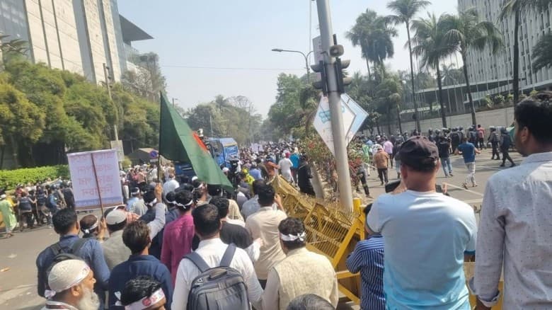 ৯ম পে-স্কেলের গেজেট দাবিতে যমুনার দিকে সরকারি কর্মচারীরা