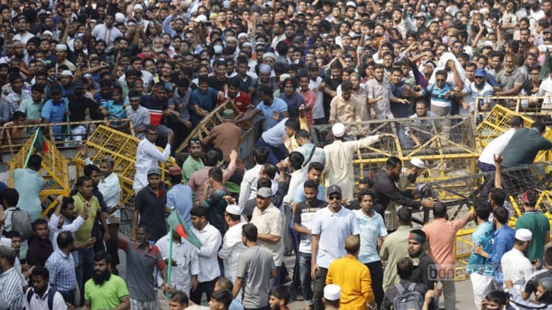 পুলিশের ব্যারিকেড ভেঙে যমুনার  দিকে  বিক্ষোভকারীদের যাত্রা