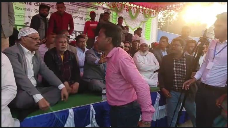 ধানের শীষের জনসমাবেশে উত্তেজনা নাম ঘোষণা ঘিরে হট্টগোল