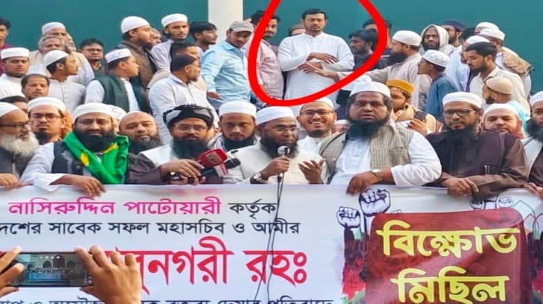 নাসীরুদ্দীন পাটওয়ারীর বিরুদ্ধে বিক্ষোভে   নিজেই সবার আগে হাজির