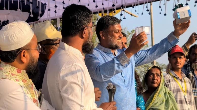 শিশির মনিরকে উপহার দিলেন স্বর্ণের দাঁড়িপাল্লা