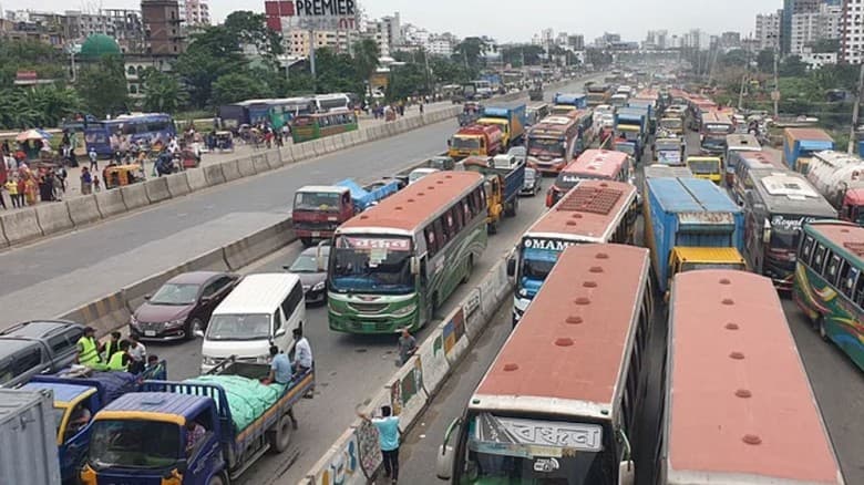 ঢাকা-চট্টগ্রাম মহাসড়কে তীব্র যানজটের সৃষ্টি