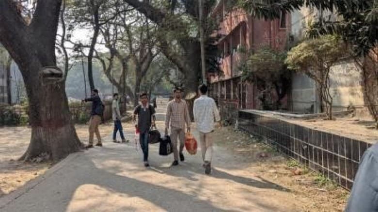ভোট দিতে হল ছাড়ছেন ঢাকা কলেজের শিক্ষার্থীরা
