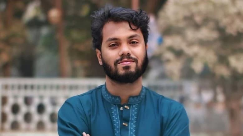 হাদির পরিবারকে ফ্ল্যাটের দলিল হস্তান্তর করলেন প্রধান উপদেষ্টা