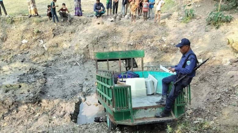 গাইবান্ধায় নির্বাচনী সরঞ্জাম বহনকারী গাড়ি পুকুরে পড়ে, আহত কয়েকজন