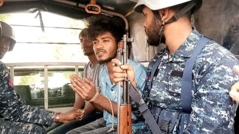 বরগুনার পাথরঘাটায় কিশোর গ্যাংয়ের দুই সদস্যকে আটক