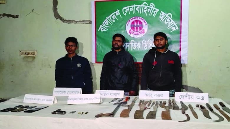 বগুড়ার সেনাবাহিনীর অভিযানে পিস্তল ও দেশীয় অস্ত্রসহ বিএনপির ৩ কর্মী গ্রেফতার