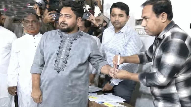 ভোট দিলেন এনসিপি আহ্বায়ক নাহিদ ইসলাম