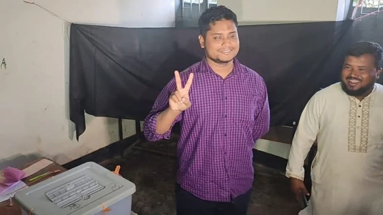 গোপালনগর কেন্দ্রে ভোট দিলেন হাসনাত আবদুল্লাহ