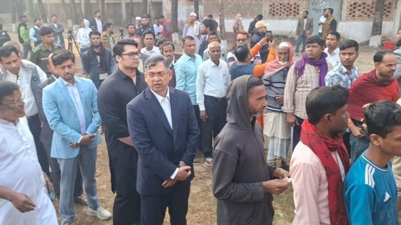 পেকুয়ায় কেন্দ্রে ভোট দিলেন সালাহউদ্দিন আহমদ