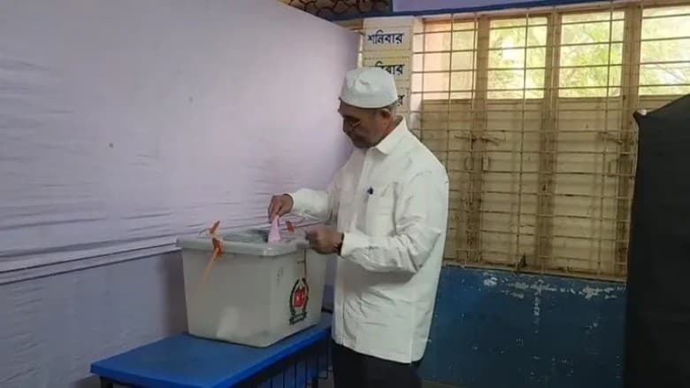 ১৭ বছর পর ভোট দিলেন লুৎফুজ্জামান বাবর