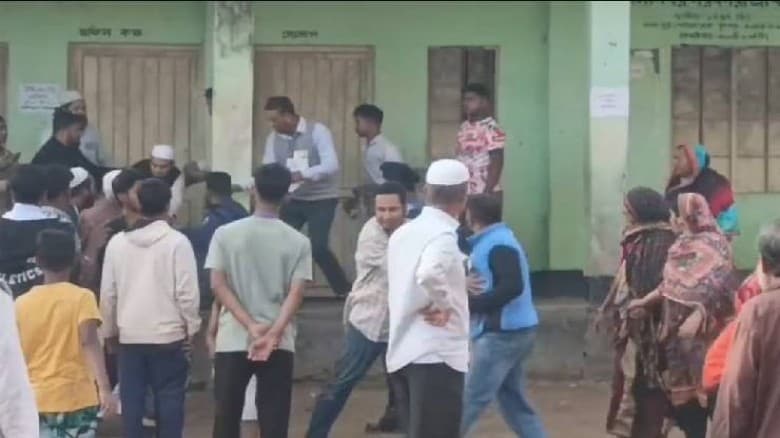 ব্রাহ্মণবাড়িয়ায় রুমিন–জুনায়েদ সমর্থকদের হাতাহাতি, ১০ মিনিট বন্ধ ভোট