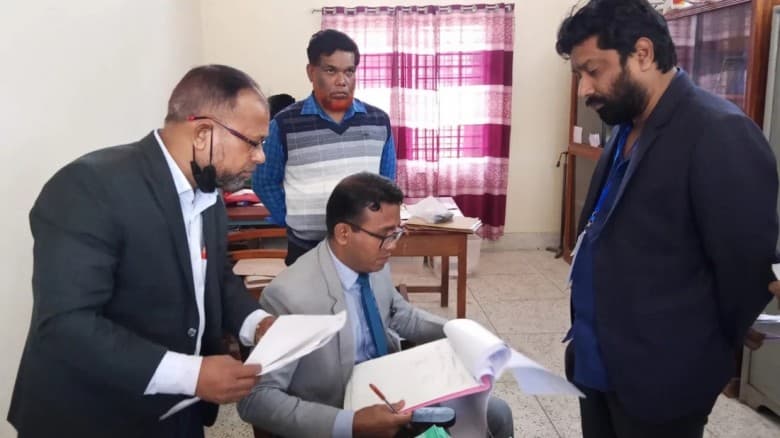ভোটকক্ষে টাকা বিতরণের অভিযোগে বিএনপির পোলিং এজেন্টকে জরিমানা