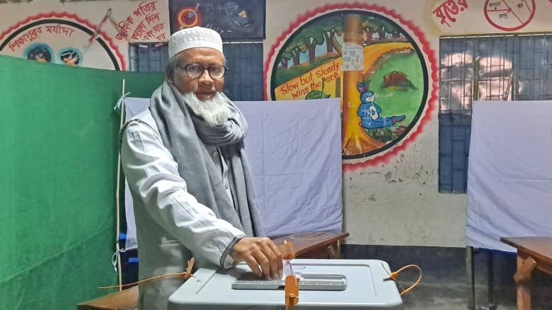 ভোট দিলেন অধ্যাপক মাওলানা আব্দুল হাকিম