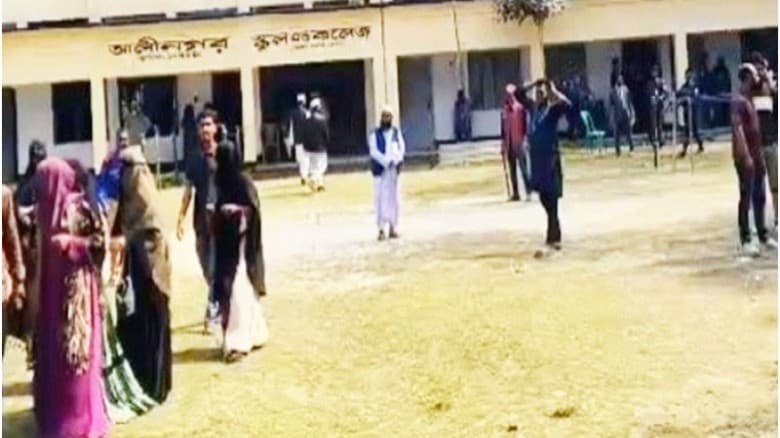 ককটেল বিস্ফোরণের পর কেন্দ্র  থেকে ব্যালট পেপার নেওয়ার চেষ্টা