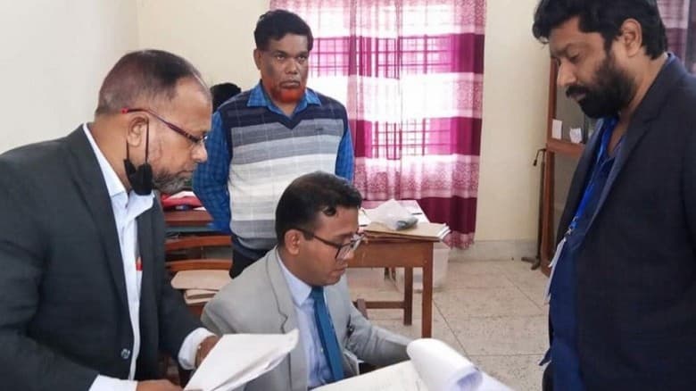 ভোটকেন্দ্রের ভেতরে টাকা বিতরণ, বিএনপি প্রার্থীর এজেন্টকে জরিমানা