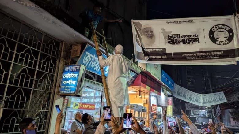 নিজ হাতে নির্বাচনি ব্যানার–ফেস্টুন সরালেন জামায়াত আমির