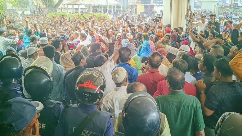 মিছিল স্লোগানে উত্তাল রংপুর, ভোট পুনর্গণনার দাবিতে ডিসি অফিস ঘেরাও