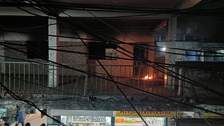 খুলনায় আ.লীগ কার্যালয়ে বিকেলে ‘জয় বাংলা’ স্লোগান, রাতে আগুন