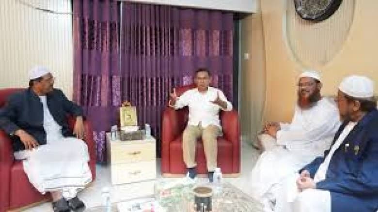চরমোনাই পীরের বাসায় গেলেন তারেক রহমান