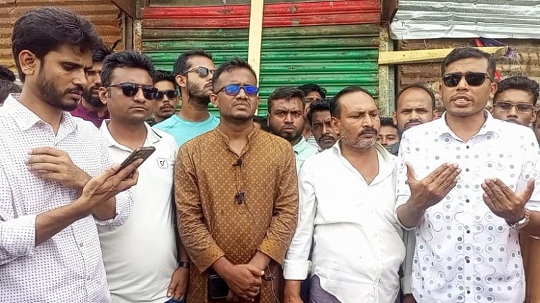 পটুয়াখালীতে আওয়ামী লীগ অফিস খুলে নেতাকর্মীদের মোনাজাত, ‘ভাঙচুরের পর তালা দিল ছাত্রদল’
