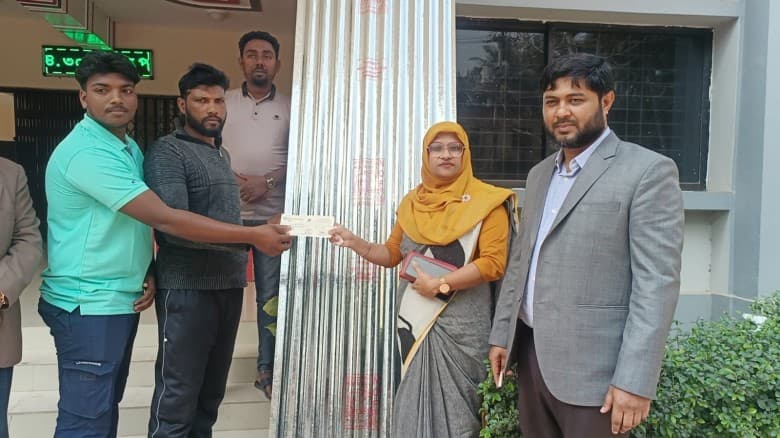বাঘায় অগ্নিকাণ্ডে ক্ষতিগ্রস্ত পরিবারকে উপজেলা প্রশাসনের সহায়তা প্রদান