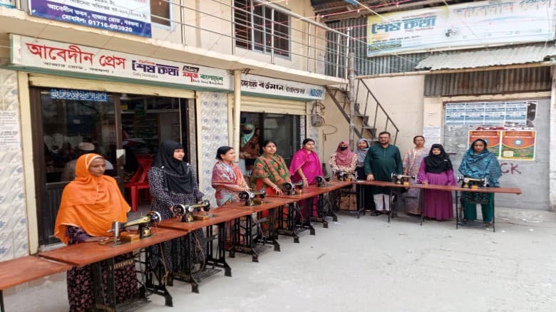 অসহায় দরিদ্র ও বিধবা নারীদের মাঝে বিনামূল্যে সেলাই মেশিন বিতরণ