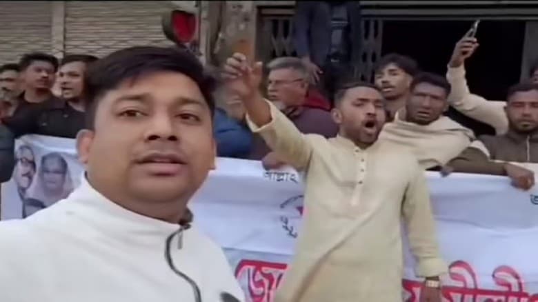 ‘জয় বাংলা’ স্লোগান দিয়ে তালা ভেঙে আওয়ামী লীগ কার্যালয়ে ছাত্রলীগের নেতা-কর্মীরা