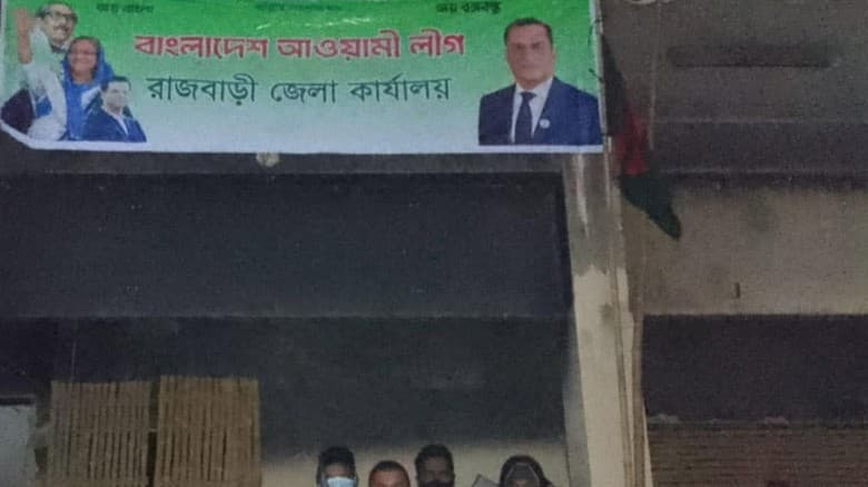 রাজবাড়ী আ.লীগ কার্যালয়ে এবার টাঙানো হলো মুজিব-হাসিনার ছবি