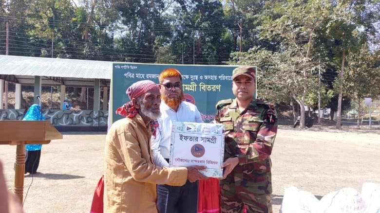 বান্দরবানে অসহায় মানুষের পাশে বাংলাদেশ সেনাবাহিনী