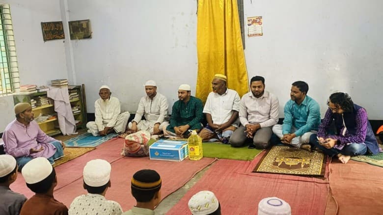 বগুড়ার শাজাহানপুরে এতিম শিক্ষার্থীদের মাঝে ইফতার সামগ্রী বিতরণ