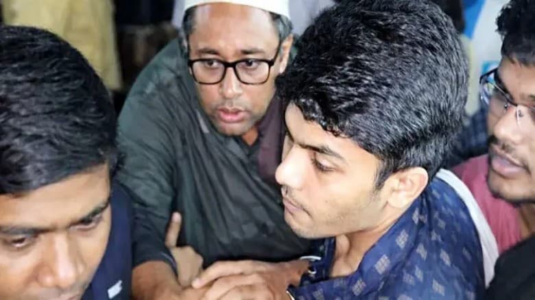 হলের সিট দখল নিয়ে নিজ দলের কর্মীর নাক ফাটালেন ছাত্রদল নেতা