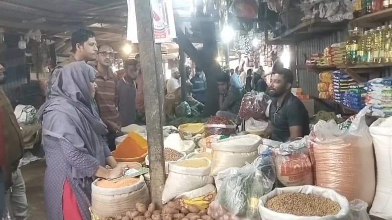 মাদারীপুরে বোরকা পরে ম্যাজিস্ট্রেটের অভিযান, বিভিন্ন দোকানে জরিমানা