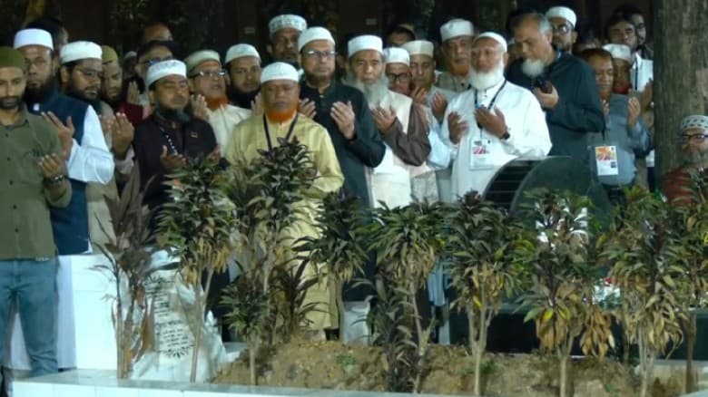 রাত ১২টা ১ মিনিটে আজিমপুর কবরস্থান-এ যান ডা. শফিকুর রহমান
