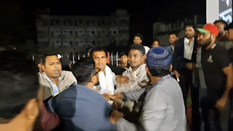 একুশের প্রথম প্রহরে ‘স্বতন্ত্র এমপিকে’ ফুল দিতে বাধা