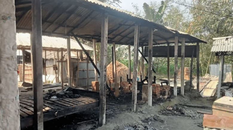 কাউনিয়ায় অগ্নিকাণ্ডে বাড়িঘর ভস্মীভূত