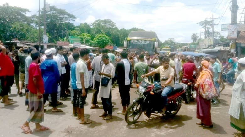 ২০ টাকার চাঁদা এখন ২০০ টাকা হওয়ায়  মহাসড়ক অবরোধ করেছেন চালকরা