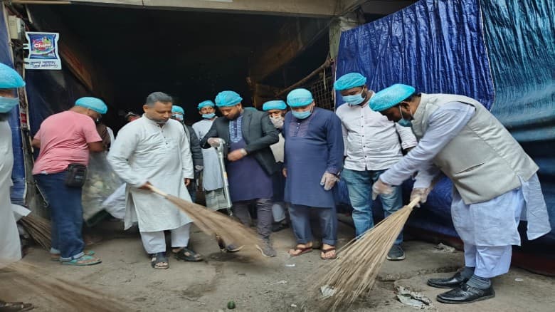 জয়পুরহাটে নিজ হাতে রাস্তা পরিষ্কার করলেন সংসদ সদস্য ফজলুর রহমান সাইদ