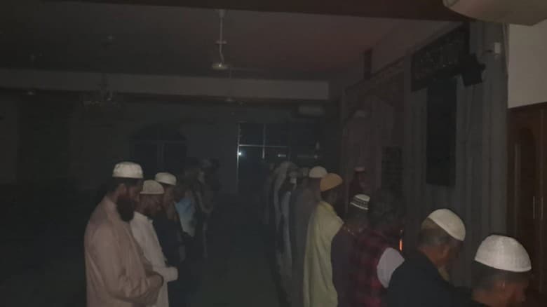 বিদ্যুতের বিল বকেয়া থাকায় মসজিদে  মোমবাতি জ্বালিয়ে তারাবি