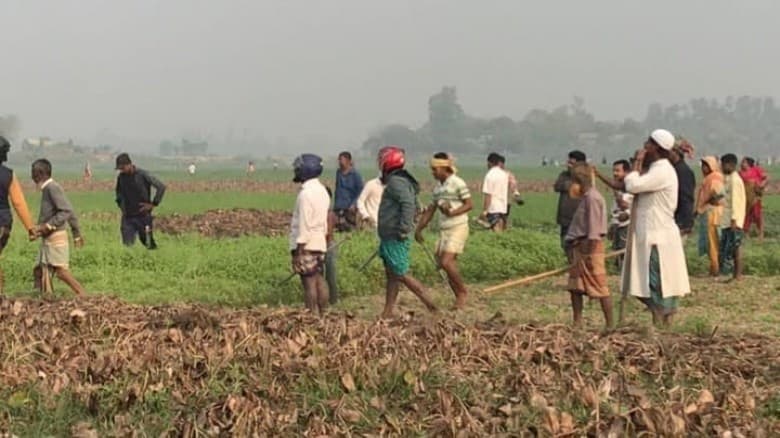 বালু উত্তলনে বাধা দেওয়ায় গুলি আহত ১৫