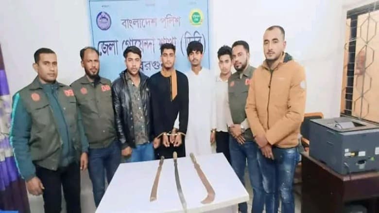 বরগুনায় ডিবির অভিযানে অস্ত্রসহ কিশোর গ্যাংয়ের সদস্য গ্রেপ্তার