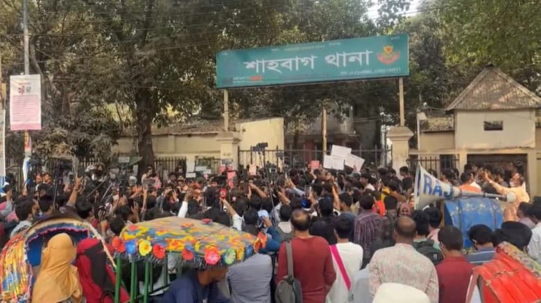 ডিসি মাসুদের বিরুদ্ধে ব্যবস্থা নিতে ঢাবি শিক্ষার্থীদের থানা ঘেরাও