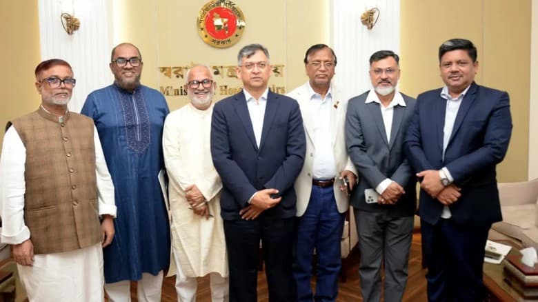 স্বরাষ্ট্রমন্ত্রীর সঙ্গে নবনিযুক্ত ছয় সিটি প্রশাসকের সৌজন্য সাক্ষাৎ