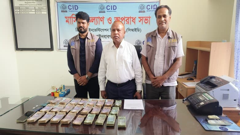 নগদ ২১ লাখ টাকা সহ সাইবার প্রতারণা চক্রের ২ সদস্য আটক,