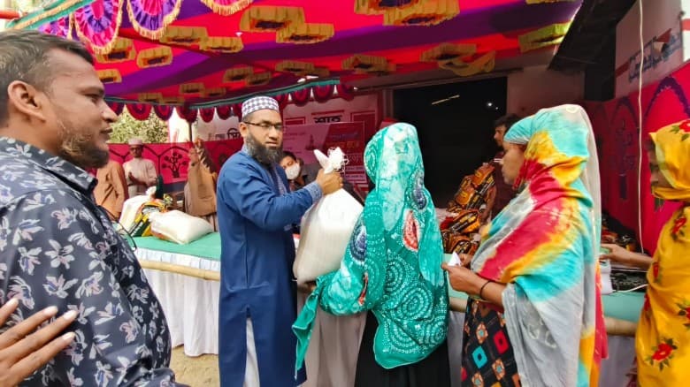 চাঁপাইনবাবগঞ্জে ১৫০০ হাজার অসহায় ও দুস্থদের মাঝে পরিবারের মাঝে খাদ্যসামগ্রী বিতরণ